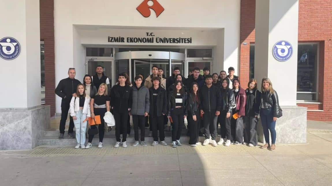 11. Sınıf öğrencilerimiz İzmir Ekonomi Üniversitesi ve İzmir Demokrasi Üniversitesi Tanıtım gezisinde